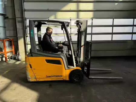 3-wiel elektrische heftrucks 2020  Jungheinrich EFG 220 (4)