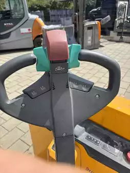 Niederhubwagen 2018  Jungheinrich EJE 222 (8)