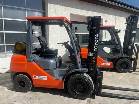 LPG Forklifts 2016  Toyota 02-8 FGF 30 (1) 