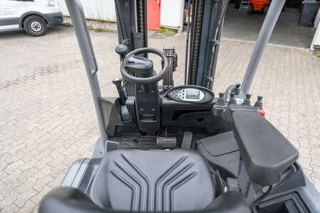 Chariot 4 roues électrique 2013  Still RX60-30 neue Batterie (10)