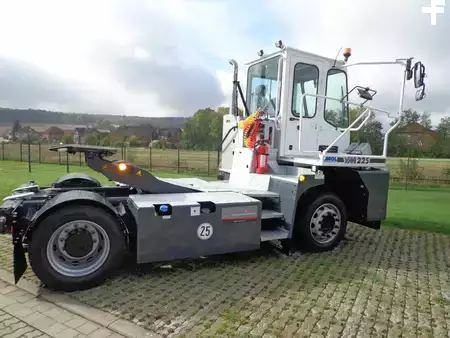 Terminálový traktor 2026  MOL YM225 / 4x2 (3)