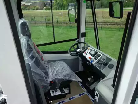 Terminálový traktor 2026  MOL YM225 / 4x2 (5)