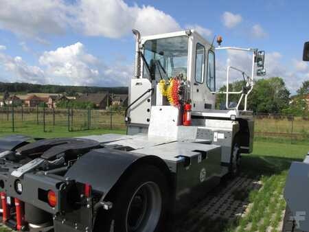 Terminálový traktor 2024  MOL YM225/4x2 (3)