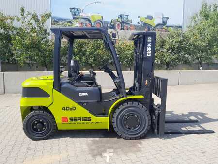 Diesel Forklifts 2025  Clark S40D (1)