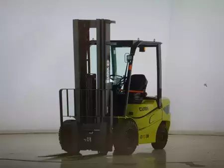 Wózki widłowe diesel 2024  Clark GTS30D (1)
