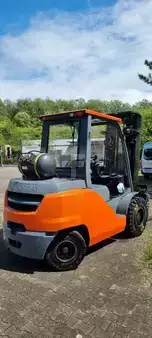 Gas truck 2016  Toyota 8FG45N (2)