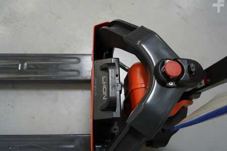 Electric Pallet Trucks 2021  Linde MT12-1131 (2) 