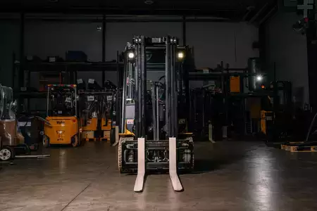 Eléctrica de 4 ruedas 2024  Yale ERP25VL (1)
