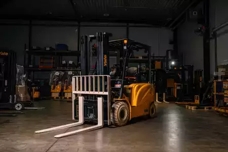 Elektro 4 Rad 2024  Yale ERP30VL (2)