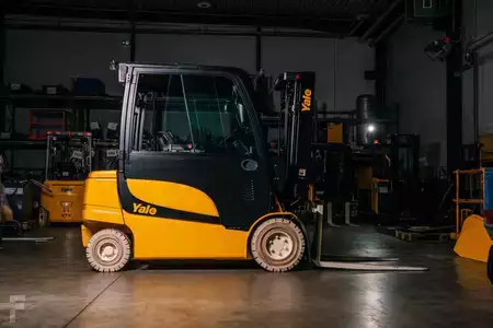 Eléctrica de 4 ruedas 2025  Yale ERP35VL (1)
