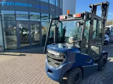 Carretilla elevadora diésel 2021  Doosan D30S-9 (2)