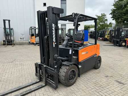 Chariots électriques à 4 roues 2024  Doosan B50XC-7 (1)