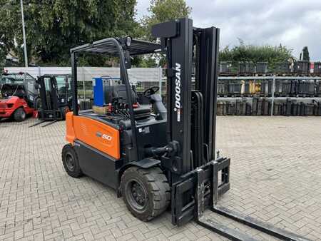 Chariots électriques à 4 roues 2024  Doosan B50XC-7 (2)