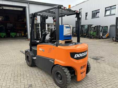Chariots électriques à 4 roues 2024  Doosan B50XC-7 (4)