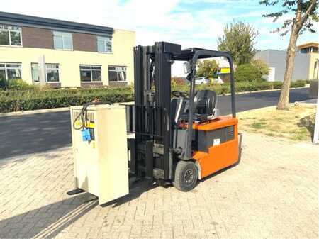 Eléctrica de 3 ruedas 2004  Doosan B15T-2 (1)