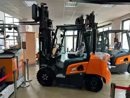 Carretilla elevadora diésel 2024  Doosan D35 NXP (1)