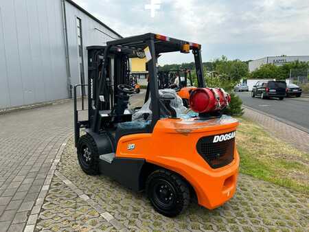 Chariots élévateurs GPL 2025  Doosan G30 NXP (3)
