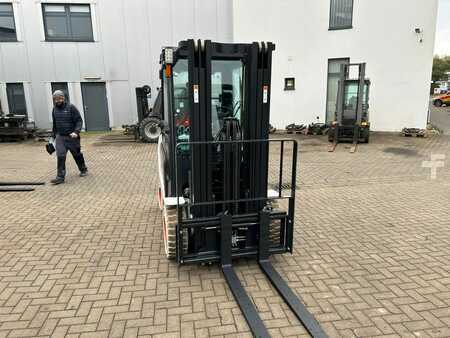 Elektryczne 4-kołowe 2025  Bobcat B25NS (6)