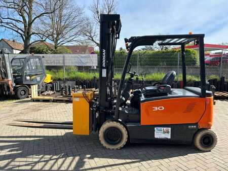 Eléctrico - 4 rodas 2018  Doosan B30X-7 (1)