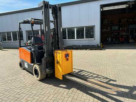 Eléctrico - 4 rodas 2018  Doosan B30X-7 (3)