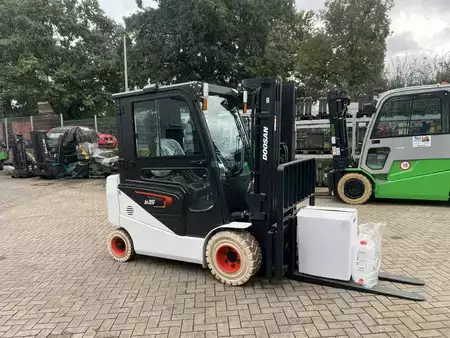 Sähkö - 4 pyör 2025  Bobcat B35NS (7)