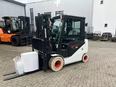 Sähkö - 4 pyör 2025  Bobcat B35NS (1)