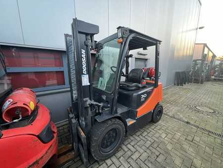 Wózki gazowe 2014  Doosan G30E-5 (1)