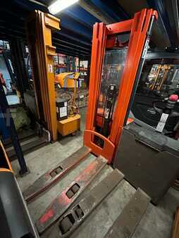 Pallet Stackers 2011  Doosan LEDS (2)