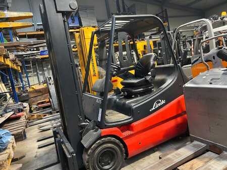 Eléctrica de 4 ruedas 2006  Linde E25 (1)