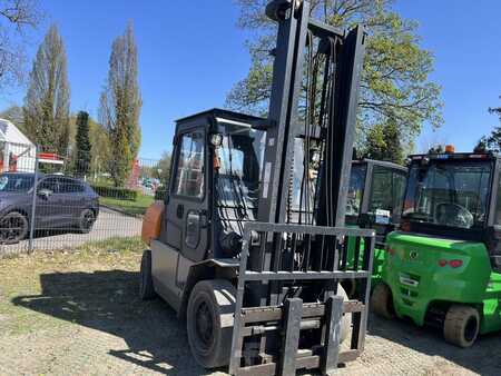 LPG heftrucks 2010  EP Equipment CPYD40-RW17 (1)