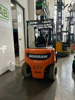 Chariots électriques à 4 roues 2024  Doosan B50 XC-7 (3)