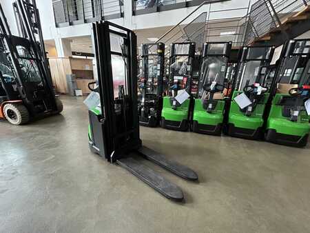 Ruční vysokozdvižný vozík 2025  Cesab S212L (3)