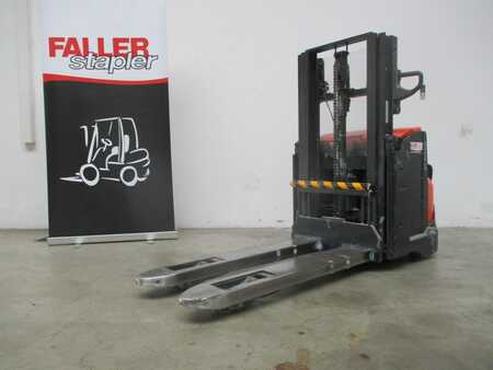 Pallet Stackers 2013  BT SWE200D (1)