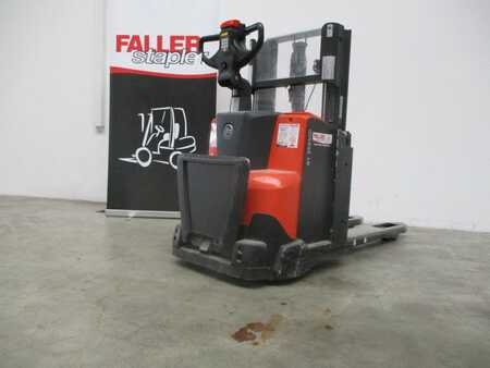 Pallet Stackers 2013  BT SWE200D (4) 