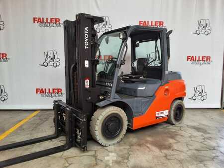 Dieselstapler 2016  Toyota 40-8FD40N (1)