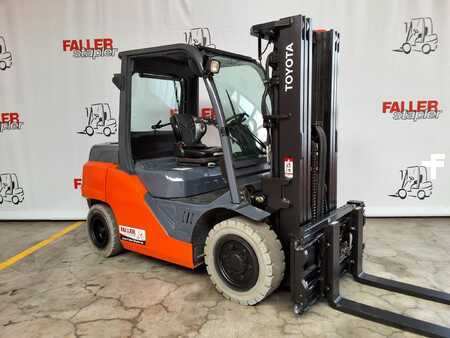 Dieselstapler 2016  Toyota 40-8FD40N (2)