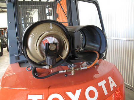 Wózki gazowe 2001  Toyota 02-7FG45 (8) 