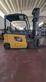 Carrelli elettrici 4 ruote 2016  CAT Lift Trucks EP30N (2)