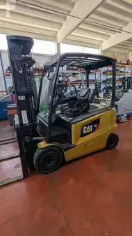 Carrelli elettrici 4 ruote 2016  CAT Lift Trucks EP25N (2)