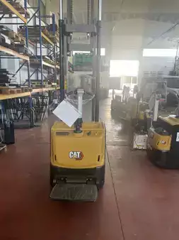 Vysokozdvižný vozík se sedadlem pro řidiče 2020  CAT Lift Trucks NSP14N2R (1)