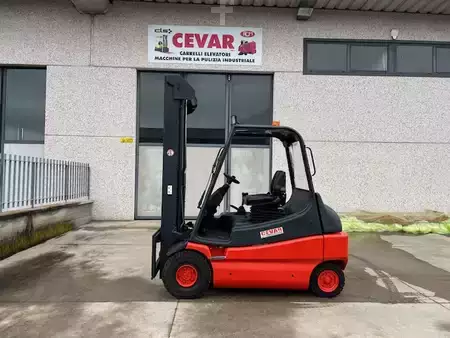 Carrelli elettrici 4 ruote - Linde E30-01 (1)