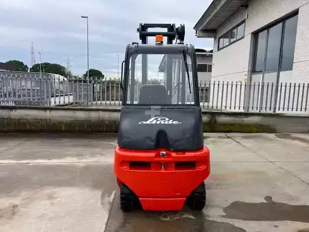 Carrelli elettrici 4 ruote - Linde E30-01 (3)