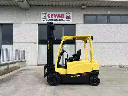 Eléctrica de 4 ruedas - Hyster J3.0XN (1)