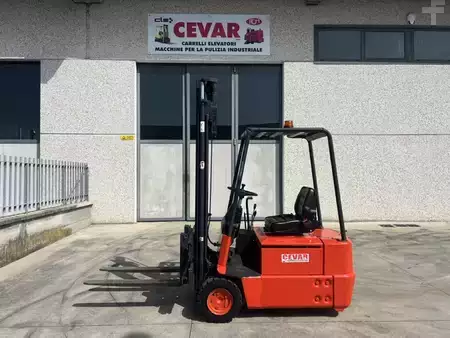 Carrelli elettrici 3 ruote - Linde E15 (1)