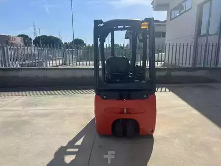 Carrelli elettrici 3 ruote - Linde E16C-01 (3)