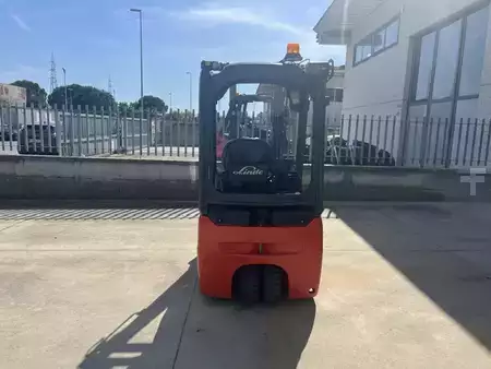 Carrelli elettrici 3 ruote - Linde E12-02 EVO (3)