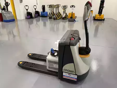 Porta-paletes elétrico 2018  Crown WP 3015 (1)