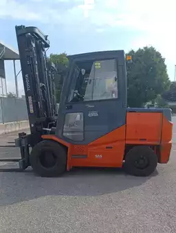 Eléctrico - 4 rodas 2018  Toyota 8FBMHT85 (4)