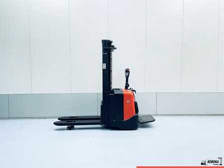 Stackers stand-on 2008  BT SPE 100L (1)