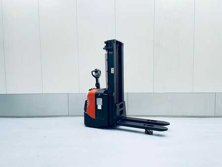 Stackers stand-on 2008  BT SPE 100L (2)